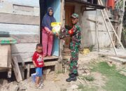 Babinsa Koramil 1416-03/Tongkuno Bagikan Sembako kepada Warga Kurang Mampu