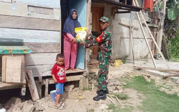 Babinsa Koramil 1416-03/Tongkuno Bagikan Sembako kepada Warga Kurang Mampu