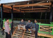 Bhabinkamtibmas Sambangi Pos Kamling di desa Lompulle Sampaikan Pesan Kamtibmas