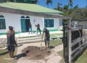 Babinsa Moramo Gelar Karya Bakti, Bantu Pembangunan Teras Masjid Babul Hikma
