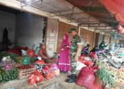 Pantau Ketersediaan dan Harga di Pasar Sentral Rappang, Babinsa Ramil 1420-06/Panca Rijang Pastikan Stabilitas Bahan Pokok