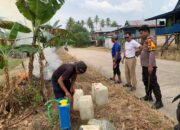Bhabinkamtibmas Desa Lompulle Gelar Kerja Bakti Bersama Warga di Lahan Percontohan Ketahanan Pangan