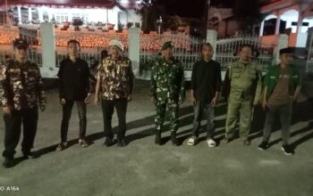 Patroli Gabungan Babinsa Koramil 1413-02/Pasarwajo Bersama Komponen Pendukung Tegakkan Kamtibmas, Eratkan Kedekatan dengan Warga