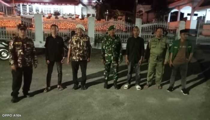 Patroli Gabungan Babinsa Koramil 1413-02/Pasarwajo Bersama Komponen Pendukung Tegakkan Kamtibmas, Eratkan Kedekatan dengan Warga