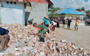 Babinsa Koramil 1413-02/Pasarwajo Bersama Warga Laksanakan Kerja Bakti Pemindahan Batu Material Talud Pantai.
