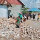 Babinsa Koramil 1413-02/Pasarwajo Bersama Warga Laksanakan Kerja Bakti Pemindahan Batu Material Talud Pantai.