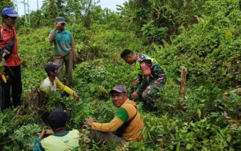 Babinsa Koramil 1417-13/Landono dan Warga Lalosingi Gelar Karya Bakti Bersihkan Lingkungan