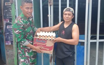 Babinsa Koramil 1413-01/Wolio Gelar Bakti Sosial, Bagikan Sembako kepada Warga.