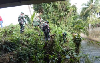 Babinsa Koramil 1413-13/Sorawolio Bersama Warga Gelar Kerja Bakti Pembersihan Sungai