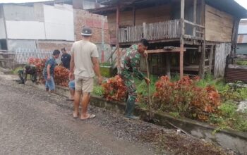 Bersatu Jaga Lingkungan, TNI dan Warga Corawali Bersihkan Saluran Air untuk Cegah Banjir