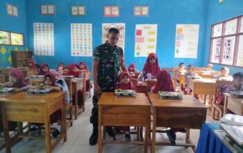 Babinsa Kodim 1420/Sidrap Pastikan Distribusi Makanan Bergizi Gratis Pemerintah Tepat Sasaran