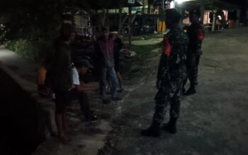 Ciptakan Rasa Aman di Wilayah Binaan, Babinsa Koramil 1413-05/Kaledupa Dan Komduk Laksanakan Patroli Malam.