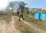 Babinsa Koramil 1417-01/Wawonii Turun Tangan Bersihkan Kawasan TPI, Ajak Warga Jaga Kebersihan Lingkungan