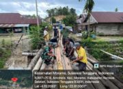 Babinsa Koramil 1417-10/Moramo Pimpin Karya Bakti Perbaikan Jembatan di Konawe Selatan