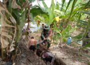 Karya Bakti Babinsa dan Masyarakat Bersihkan Drainase di Konawe