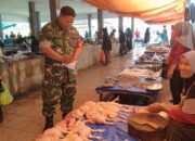 Babinsa Koramil 07/Baranti Serka Anwar Pastikan Kestabilan Harga dan Stok Kebutuhan Pokok di Pasar Sentral Baranti