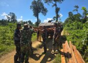 Masyarakat Berbondong-bondong Bantu Satgas TMMD ke-126 Kumpulkan Batu dan Papan untuk Pembangunan Sasaran Deker