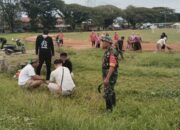 Babinsa Koramil Mandonga Gelar Karya Bakti Bersihkan Lapangan Sepak Bola Benu-Benua