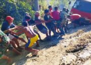 Anggota Satgas TMMD Kodim 1412/Kolaka Bantu Evakuasi Mobil Pengangkut Kayu yang Tertanam