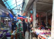 Babinsa Koramil Dua Pitue Pantau Stabilitas Harga Bahan Pokok di Pasar Sentral Tanru Tedong