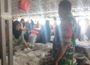 Babinsa Koramil Watang Pulu Pantau Langsung Harga Bahan Pokok di Pasar Lawawoi Sidrap