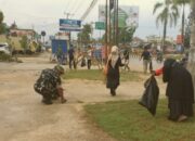 Sinergi TNI dan Warga Andonuhu Kendari: Bersihkan Drainase dan Bahu Jalan Martandu Demi Lingkungan Sehat