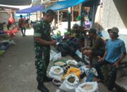 Jaga Stabilitas Harga, Babinsa Ramil 02/Tellu Limpoe Pantau Ketersediaan Bahan Pokok di Pasar Amparita Sidrap