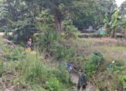 Babinsa Koramil 1420-05/Dua Pitue Pimpin Karya Bakti Pembersihan Saluran Irigasi di Desa Salobukkang