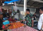 Babinsa Koramil 1420-01/Panca Lautang Pantau Ketersediaan dan Harga Bahan Pokok serta Jaga Keamanan Pasar Sentral Bilokka