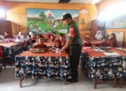 Babinsa Kodim 1420/Sidrap Dampingi Penyaluran Makanan Bergizi Gratis untuk 35.828 Warga di Kabupaten Sidrap