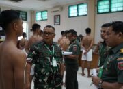 Danrem 143/HO Pimpin Sidang Parade Penerimaan Caba PK TNI AD Gelombang II TA 2025