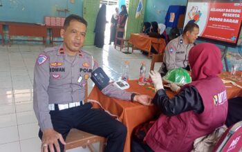 Polres Sinjai Ikut Berpartisipasi Donor Darah Yang di Gelar SMPN 5 Sinjai.