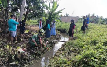 Peduli Lingkungan dan Kesehatan, Anggota Koramil 07 Baranti Gelar Karya Bakti Bersihkan Selokan dan Sampah di Lingkungan Benteng Sidrap