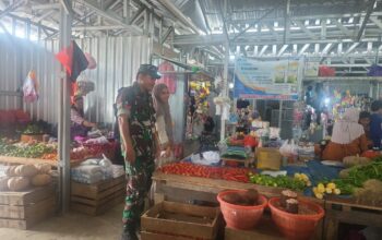 Cek Ketersediaan dan Stabilitas Harga, Babinsa Koramil 04/Watang Pulu Gelar Pemantauan Bahan Pokok di Pasar Lawawoi Sidrap