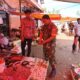 Jaga Stabilitas Harga Jelang Awal Bulan, Anggota Ramil 1420-07/Baranti Sidrap Pantau Harga Bahan Pokok di Pasar Baranti