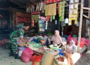 Babinsa Koramil 1420-05/Dua Pitue Pastikan Stabilitas Harga Bahan Pokok di Pasar Tanru Tedong
