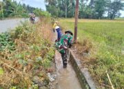 Jalin Kemanunggalan TNI-Rakyat, Babinsa Koramil 1420-05/Dua Pitue Pimpin Karya Bakti Bersihkan Saluran Air Bersama Warga