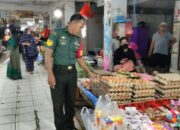 Babinsa Ramil 03/Maritengngae Pantau Stabilisasi Harga Kebutuhan Pokok di Pasar Sentral Pangkajene