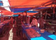 Babinsa Ramil 02/Tellu Limpoe Pantau Harga Kebutuhan Pokok di Pasar Amparita, Jaga Stabilitas Ekonomi Warga