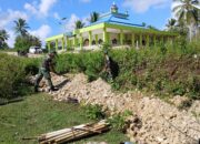 Babinsa Koramil 1413-10/Lasalimu dan Warga Gelar Kerja Bakti Bersihkan Saluran Air