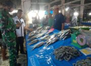 Monitor Ketersediaan Pangan, Anggota Koramil 1420-01/Panca Lautang Laksanakan Pengecekan Rutin Harga Sembako di Pasar Sidrap