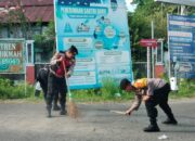 Cegah Kecelakaan, Sat Samapta Polres Sinjai Bersihkan Batu Kerikil Yang Berceceran di Jalan.