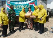 Koramil 1413-02/Pasarwajo Gelar Jumat Berkah, Bagikan Sembako untuk Warga Kurang Mampu dan Lansia