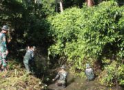 Cegah Terjadinya Banjir, Babinsa Koramil 1413-13/Sorawolio dan Warga Lakukan Kerja Bakti Bersihkan Saluran Sungai