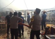 Polisi Peduli, Polres Banggai Sigap Bantu Padamkan Kebakaran di Jalan S. Musi, Luwuk