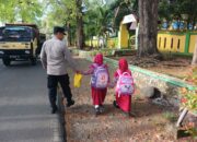 POLSEK MARIORIWAWO LAKSANAKAN PENGATURAN LALU LINTAS DI DEPAN SDN 135 SALEBBO UNTUK CIPTAKAN KESELAMATAN PELAJAR