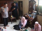 Peduli, Kapolres Sinjai Bersama Ketua Bhayangkari Jenguk Anggotanya Yang Sakit.