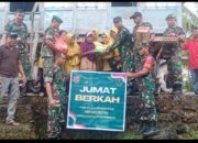 Jumat Penuh Berkah, Koramil 1413-03/Kapontori Bagikan Paket Sembako kepada Warga Kurang Mampu dan Lansia