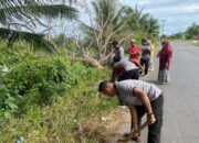 Polsek Urban Pitumpanua Bersama Kelurahan Siwa Gelar Kerja Bakti di Jalan Pelabuhan Bangsalae