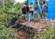 Babinsa Koramil 1412-03/Lasusua Bersama Warga Gotong-Royong Pasang Tapi Seling Jembatan Gantung Penghubung Empat Dusun